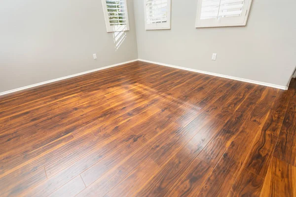 Newly Installed Brown Laminate Flooring Baseboards Home — Stock Photo, Image