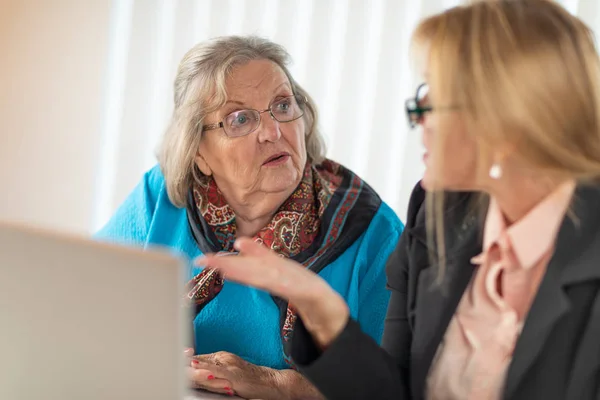 Vrouw Helpen Senior Volwassene Lady Laptopcomputer — Stockfoto