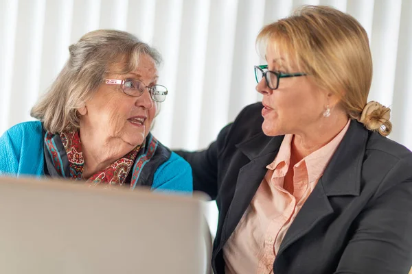 Vrouw Helpen Senior Volwassene Lady Laptopcomputer — Stockfoto