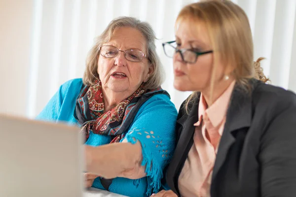 Kvinna Att Hjälpa Senior Vuxen Dam Bärbar Dator — Stockfoto