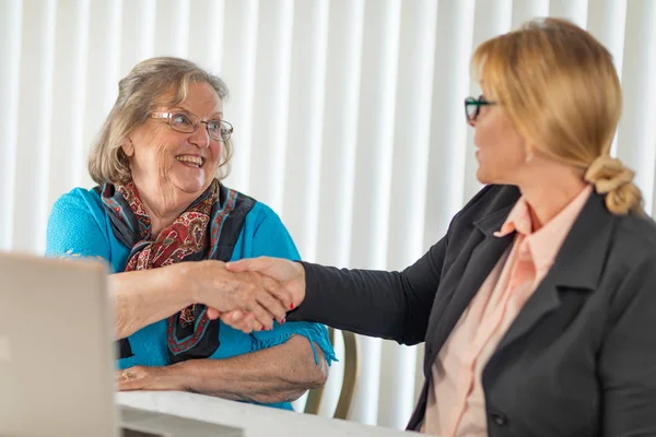 Senoir Vrouw Schudden Handen Met Zakenvrouw Buurt Van Laptopcomputer — Stockfoto