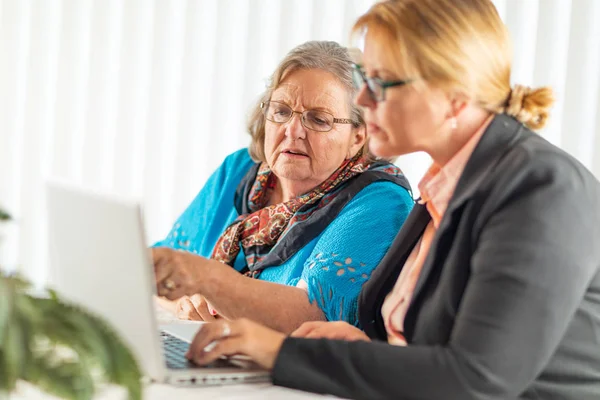 Vrouw Helpen Senior Volwassene Lady Laptopcomputer — Stockfoto