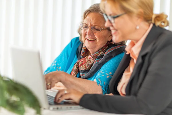 Frau Hilft Erwachsener Seniorin Laptop — Stockfoto