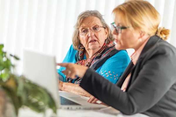 Женщина Помогает Пожилой Женщине Ноутбуке — стоковое фото