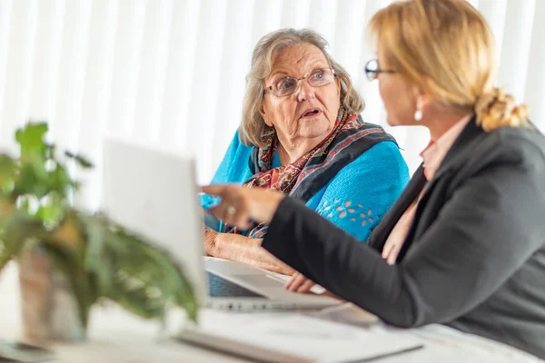 Kobieta Pomaga Senior Dla Dorosłych Pani Laptopa — Zdjęcie stockowe