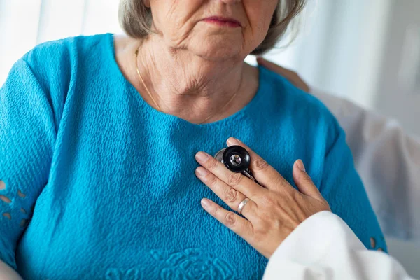 Médico Femenino Revisando Corazón Con Estetoscopio Una Mujer Adulta Mayor —  Fotos de Stock