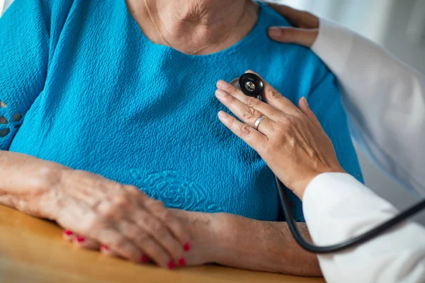 Médico Femenino Revisando Corazón Con Estetoscopio Una Mujer Adulta Mayor —  Fotos de Stock