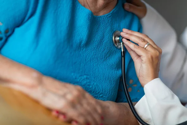 Kvinna Läkare Kontrollera Hjärtat Med Stetoskop Senior Vuxen Kvinna — Stockfoto