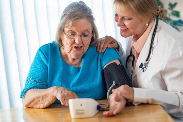 Mujer Adulta Mayor Aprendiendo Del Médico Femenino Usar Máquina Presión — Foto de Stock