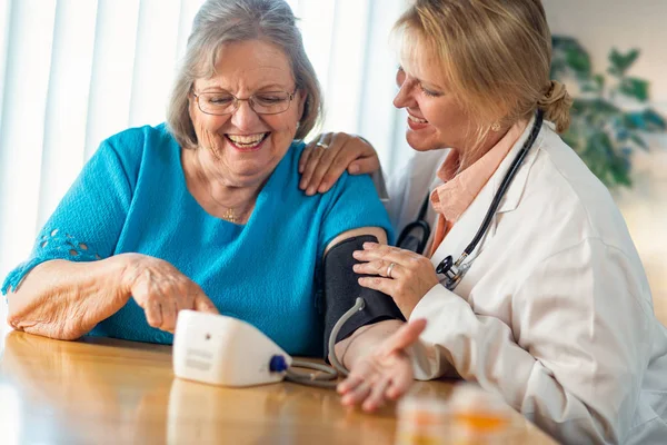 Senior Volwassen Vrouw Leren Van Vrouwelijke Arts Bloeddruk Machine Gebruiken — Stockfoto