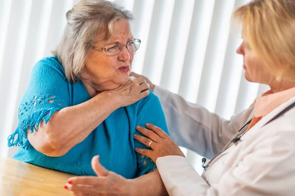 Senior Adult Woman Talking Female Doctor Sore Shoulder — Stock Photo, Image
