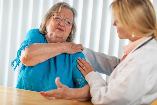 Senior Adult Woman Talking Female Doctor Sore Shoulder — Stock Photo, Image