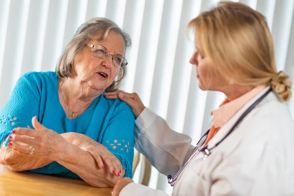 Senior Adult Woman Talking Female Doctor Sore Arm — Stock Photo, Image