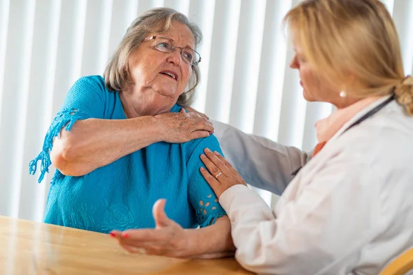 Mujer Adulta Mayor Hablando Con Doctora Sobre Dolor Hombro —  Fotos de Stock