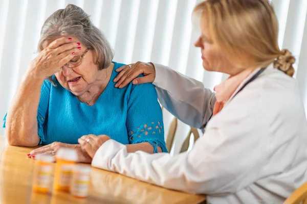 Médecin Féminin Consolant Femme Aînée Bouleversée — Photo