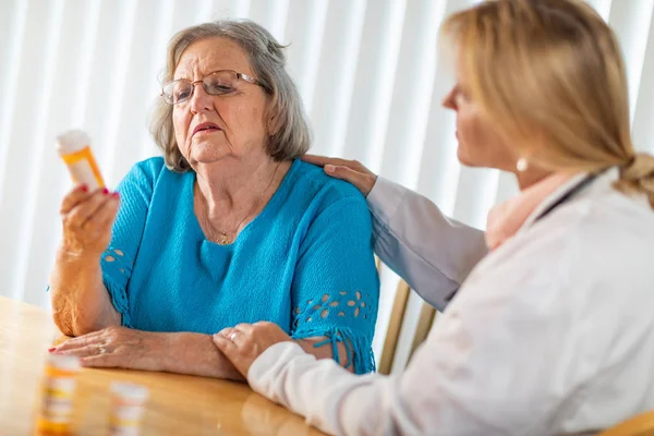 年配の大人の女性と話して薬処方女性医師 — ストック写真
