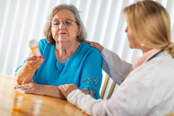 Vrouwelijke Arts Gesprek Met Senior Volwassen Vrouw Geneeskunde Recept — Stockfoto