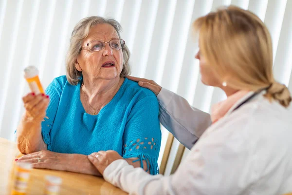 Médico Feminino Conversando Com Mulher Adulta Sênior Sobre Prescrição Medicina — Fotografia de Stock