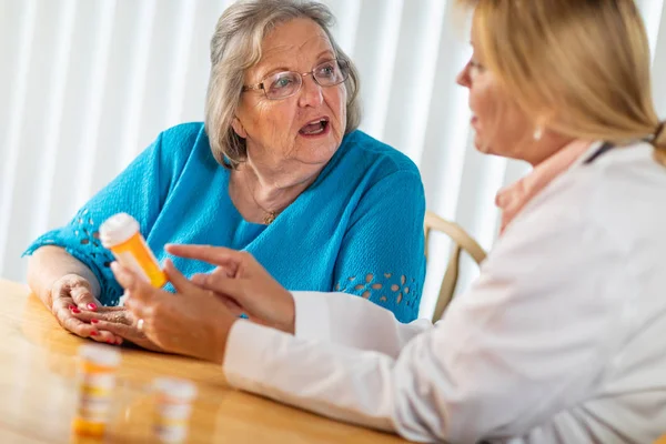 Doctora Hablando Con Una Mujer Adulta Mayor Acerca Prescripción Médica — Foto de Stock