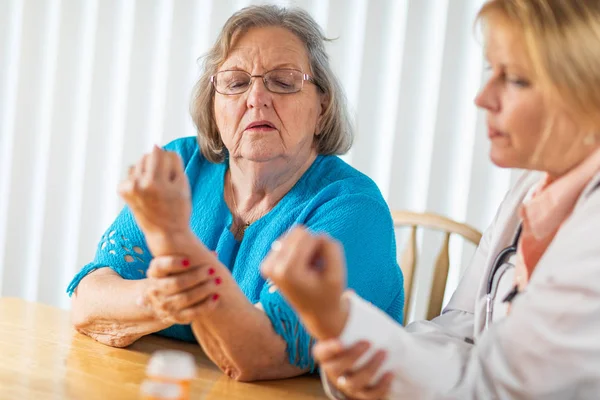 Médico Feminino Conversando Com Mulher Adulta Sênior Sobre Terapia Mão — Fotografia de Stock