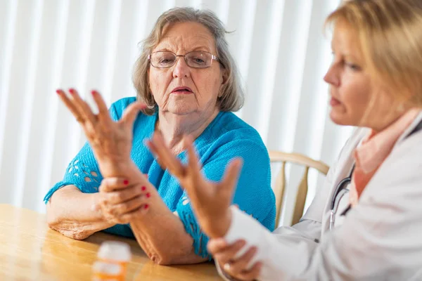 ハンドセラピー年配の大人の女性と話して女性医師 — ストック写真