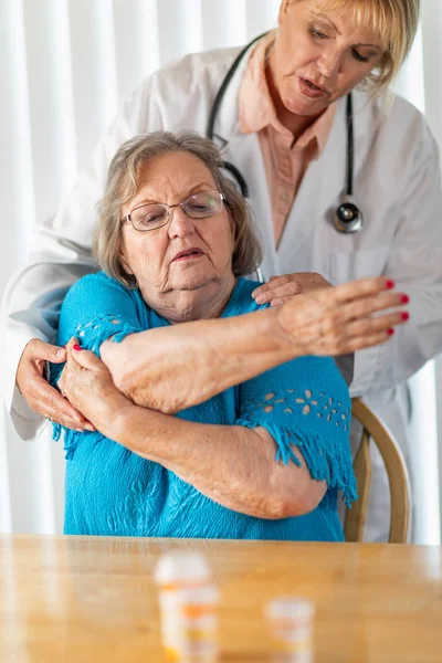 Médico Feminino Ajudando Mulher Adulta Sênior Com Exercícios Braço — Fotografia de Stock