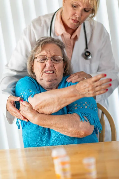 Жінка Доктор Допомагає Старшій Дорослій Жінці Вправами Руки — стокове фото