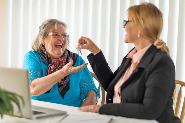 Senior Vuxen Kvinna Att Huset Nycklarna Från Fastighetsmäklare Nära Bärbar — Stockfoto