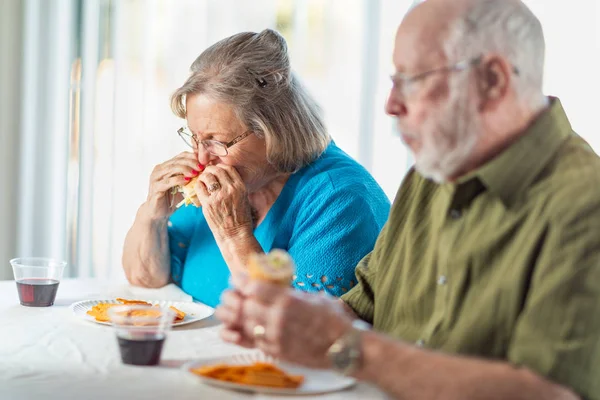 Senior Adult Paar Genietend Van Broodjes Aan Tafel — Stockfoto