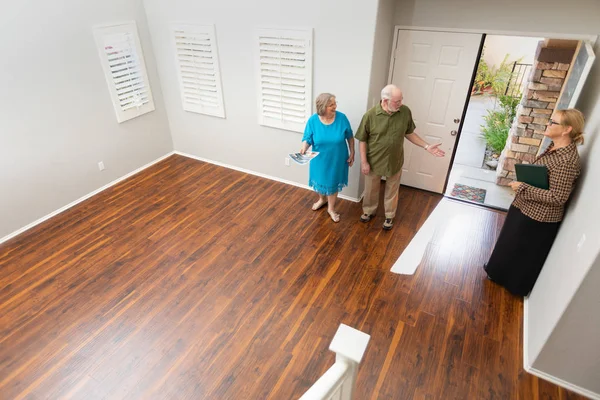 Feminino Agente Imobiliário Mostrando Casal Adulto Sênior Uma Nova Casa — Fotografia de Stock