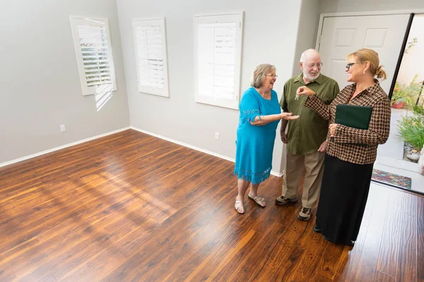 Une Agente Immobilière Remet Les Clés Une Nouvelle Maison Couple — Photo