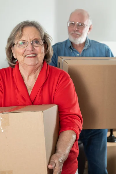 Pareja Adulta Mayor Que Lleva Cajas Móviles — Foto de Stock