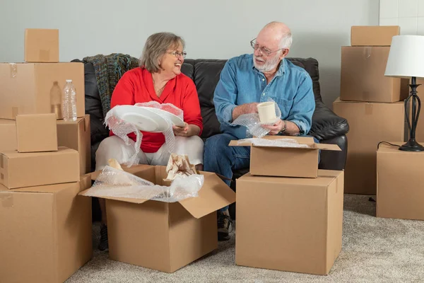 Senior Adult Paar Verpakking Uitpakken Verhuisdozen — Stockfoto