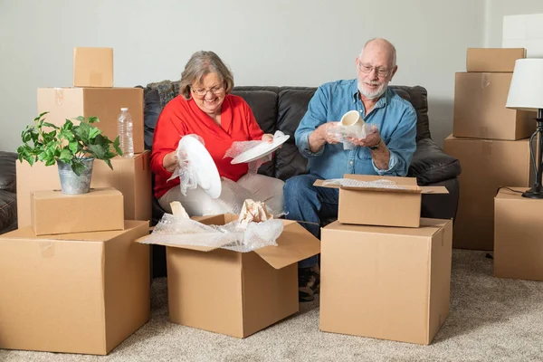 Senior Adult Paar Verpakking Uitpakken Verhuisdozen — Stockfoto