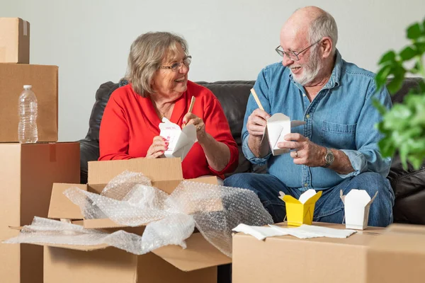 Senior Paar Genieten Van Chinees Eten Omringd Door Verhuisdozen — Stockfoto