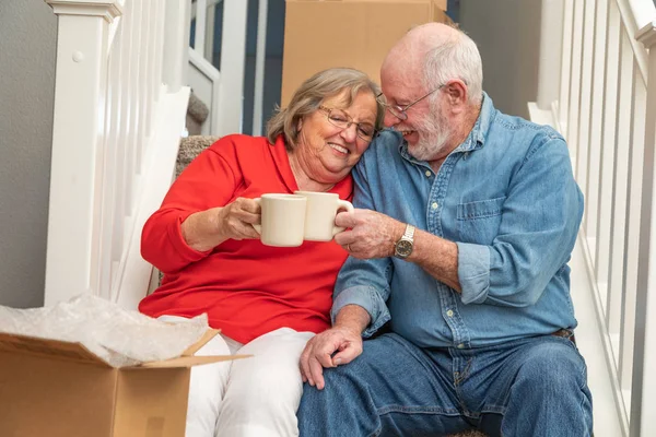 Moe Van Senior Volwassen Paar Rusten Trappen Met Kopjes Koffie — Stockfoto
