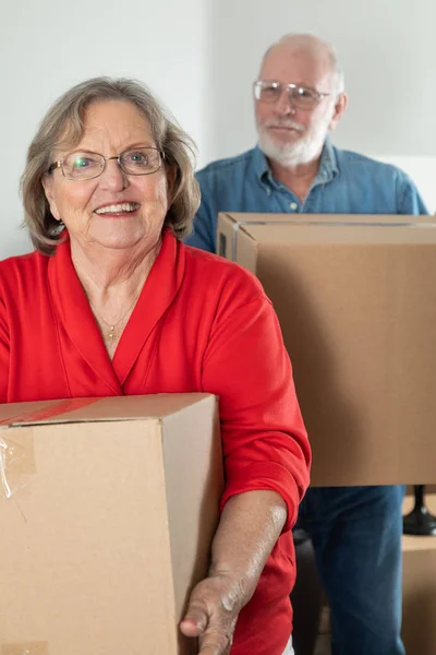 Senior Adult Couple Carrying Moving Boxes — Stock Photo, Image