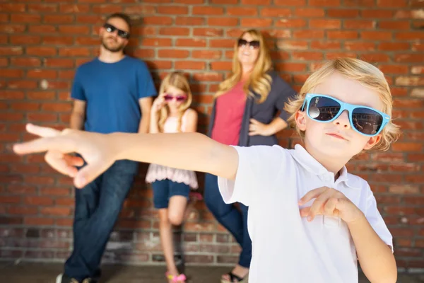 Lindo Joven Caucásico Chico Usando Gafas Sol Con Familia Detrás — Foto de Stock