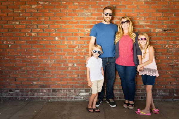 Giovane Famiglia Caucasica Che Indossa Occhiali Sole Contro Muro Mattoni — Foto Stock