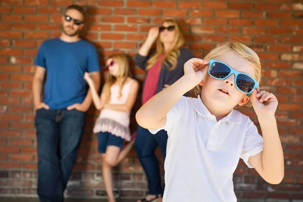Carino Giovani Caucasico Ragazzo Indossare Occhiali Sole Con Famiglia Dietro — Foto Stock