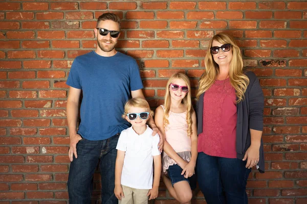 Junge Kaukasische Familie Trägt Sonnenbrille Gegen Ziegelwand — Stockfoto