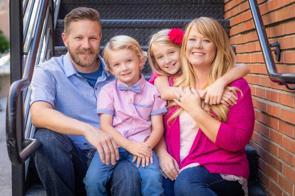 Gelukkig Aantrekkelijke Jonge Kaukasische Familieportret — Stockfoto