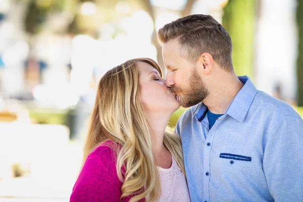 Jovem Adulto Caucasiano Casal Beijando Retrato Parque — Fotografia de Stock