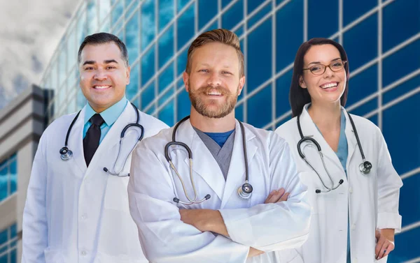 混血の男性と女性の医師や病院の建物の前で看護師のグループ — ストック写真