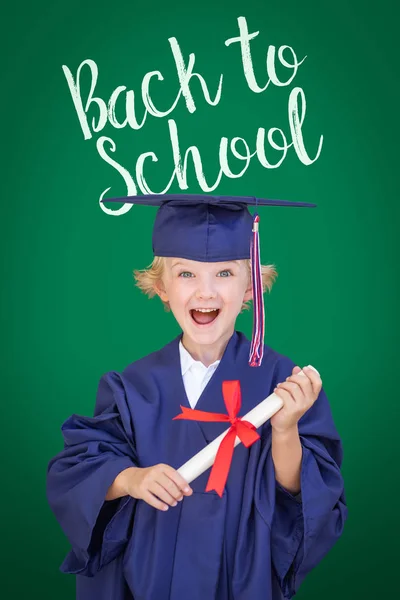 Menino Caucasiano Jovem Cap Graduação Vestido Contra Fundo Chalkboard Verde — Fotografia de Stock