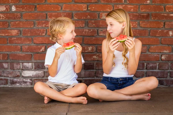 Süße Junge Cuacasian Junge Und Mädchen Essen Wassermelone Gegen Ziegelwand — Stockfoto