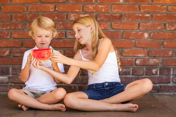 Schattige Jonge Cuacasian Jongen Meisje Eten Watermeloen Tegen Muur — Stockfoto