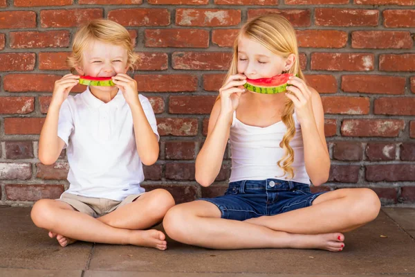 Söt Ung Cuacasian Pojke Och Flicka Äter Vattenmelon Mot Tegelvägg — Stockfoto