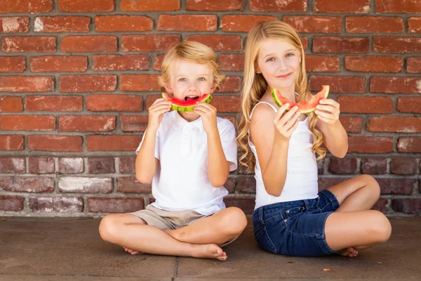 Söt Ung Cuacasian Pojke Och Flicka Äter Vattenmelon Mot Tegelvägg — Stockfoto
