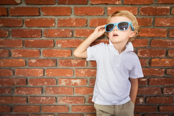 Roztomilý Chlapec Kavkazské Nosí Sluneční Brýle Proti Cihlové Zdi — Stock fotografie